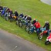 Beim Gruppenfoto hieß es: Zeigt her eure Mopeds. 