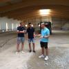 Die beiden Geschäftsführer Michael Volk und Nico da Silva erläutern Bürgermeister Marcus Wessels (von rechts) die Logistikhalle und den Produktionsbau der Firma Wachtelland, die Ende dieses Jahres in Unterwittighausen den Geschäftsbetrieb aufnehmen wird.