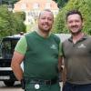 Holger Röder (links) und Michael Jacob unternehmen als Leiter der Kurgärtnerei viel, damit der Park im Staatsbad trotz extremer werdenden Wetters grün und vielfältig bleibt. Unter anderem laufen die meisten ihrer Fahrzeuge seit Jahren elektrisch.