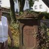 Kreisheimatpflegerin Cornelia Mence führt seit Jahren Besucher über den jüdischen Friedhof in Pfaffenhausen.