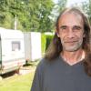 Der Betreiber des Campingplatzes am Ellertshäuser See, Oliver Zull, macht sich Sorgen um die Zukunft des Platzes. Die Buchungszahlen sind, bedingt durch die ausgefallene Badesaison wegen der Sanierung der Talsperre des Sees, nur halb so hoch wie sonst.
