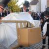 Mit großem Geheul trugen die Rödelseer die verblichene Lukrezia Kirchweih zu Grabe.