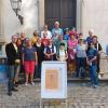 Gruppenbild vor dem Staatsarchiv Würzburg.