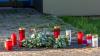 Rund um das Schulzentrum haben Freunde, Verwandte und Passanten an mehreren Stellen Kerzen und Blumen niedergelegt, um an den Tod eines 14-Jährigen am Freitag zu erinnern