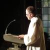 Die tief stehende Nachmittagssonne meinte es zu gut und blendete durch die Giebelfenster der Kirche den Pastoralreferenten bei seiner Predigt. Die tief stehende Nachmittagssonne meinte es zu gut und blendete durch die Giebelfenster der Kirche den Pastoralreferenten bei seiner Predigt.