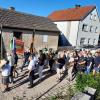 Mit musikalischer Begleitung der Kirchenblasmusiker aus den Pfarrgemeinden, der Kindergartenkinder sowie den Fahnenabordnungen der örtlichen Vereine zogen in langer Prozession die Messdienerinnen und Messdiener aus den Pfarreien zusammen mit ihren Geistlichen in die Kirche ein. Mit musikalischer Begleitung der Kirchenblasmusiker aus den Pfarrgemeinden, der Kindergartenkinder sowie den Fahnenabordnungen der örtlichen Vereine zogen in langer Prozession die Messdienerinnen und Messdiener aus den Pfarreien zusammen mit ihren Geistlichen in die Kirche ein.
