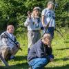 Konzentriert beobachten Bewohner  des Hauses Sonnenblick der AWO das Bogenschießen ihrer Kollegen.