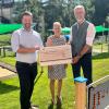 Einen Scheck in Höhe von 2500 Euro übergaben der Leiter VR Bank Filiale Rimpar Matthias Nothegger (links) und Kundenberaterin Michaela Bauer (Mitte) im Rahmen der Eröffnung der Kita Bachzwerge an Rimpars Bürgermeister Bernhard Weidner.