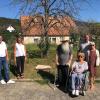 Ödland in Fakbrikschleichach: ein sanctuarium von herman de vries wurde seiner Bestimmung übergeben. Im Bild von links nach rechts: Bürgermeister Matthias Bäuerlein (FW), Ulla Schmitt, herman de vries, susanne jacob de vries, Ulrich Mergner, Ellen Schindler. Ödland in Fakbrikschleichach: ein sanctuarium von herman de vries wurde seiner Bestimmung übergeben. Im Bild von links nach rechts: Bürgermeister Matthias Bäuerlein (FW), Ulla Schmitt, herman de vries, susanne jacob de vries, Ulrich Mergner, Ellen Schindler.