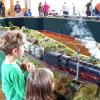 Freie Fahrt für die schwere Güterzuglokomotive auf der Spur-1-Anlage.
