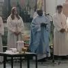 Pfarrer Julius zelebrierte den Festgottesdienst, hinter ihm die Fahne der Rosenkranzbruderschaft.
