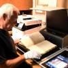 Der Archivar in seinem Reich: Seite um Seite hat Norbert Bischoff die alten Bücher des Segnitzer Archives gescannt und systematisch abgelegt.