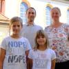 Schon gut angekommen in Bischofsheim: der neue evangelische Pfarrer Dominik Bohne mit seinen Kindern Constantin und Juliana sowie Ehefrau Claudia.