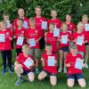 Freuen sich mit den Teilnehmern über die bestandenen Sportabzeichen (hintere Reihe, von links): Sponsorin Anne Staudigel, Christian Walter (Dritter von links) und Stefan Schmidhuber (Vierter von links).