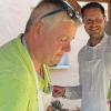 Bürgermeisterwahl in Dittelbrunn: SPD-Kandidat Holger Schmitt zusammen mit Landwirt Michael Reck (links) auf dessen Bauernhof beim Braten von "Extrawürsten". Durch einen Brief von Amtsinhaber Willi Warmuth (CSU) fühlen sie sich auf den Schlips getreten.