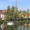 Mainblick auf das Margetshöchheimer Rathaus und die Kirche.