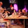 Die feine Tischgesellschaft, hier noch harmonisch (von links): Jörg Ewert (Rocco), Angelina Gerhardt (Bianca), Miro Nieselt (Cosimo), Anne Hansen (Eva), Silva Schreiner (Eva), Bodo Koch (Lele), Andreas Neumann (Pepe)