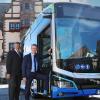 Oberbürgermeister Sebastian Remelé (rechts) und Stadtwerke-Geschäftsführer Thomas Kästner präsentieren die ersten beiden Elektro-Busse in Schweinfurt.