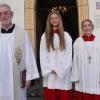 Pfarrer Robert Borawski hielt die Andacht aus der Reihe „Zeit für Maria – Zeit für mich“ auf dem Großenberg. Mit im Bild die Ministrantinnen Serafina und Luise.