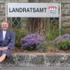 Landrat Thomas Eberth im Bademantel vorm Landratsamt – er nimmt bei der Challenge zum Welt-Alzheimer-Tag am 21. September teil.