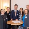 Die Unterzeichner der Gründungsurkunde für das Stiftungsnetzwerk (von links): Johannes Spielmann (Blindeninstitutsstiftung), Generaloberin Rita-Maria Käß (Stiftung SOS Familie), Renate Schüßlbauer (Dirk-Nowitzki-Stiftung), Oberbürgermeister Christian Schuchardt, Sozialreferentin Hülya Düber,  Annette Noffz (Stiftung Bürgerspital zum Heiligen Geist), Gunther Schunk (Vogel Stiftung Dr. Eckernkamp) und Walter Herberth (Stiftung Juliusspital).