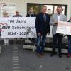 Für eine Wiese mit Sportgeräten spendete die AWO Schonungen 16.000 Euro (von links): Brigitte Werner (Seniorenclub), Petra Adrian (Tagespflegeleitung AWO), Helmut Endres, stellvertretender AWO-Vorsitzender, Philipp Nees vom Bauhof, Jürgen Geist (Schonungens Zweiter Bürgermeister und AWO-Revisor), Rathauschef Stefan Rottmann, AWO-Vorsitzende The Kupfer und ihre Schatzmeisterin Inge Schuhmann.