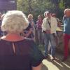 „Gräfin Carola von Luxburg“ (Susanne Bocklet, im Vordergrund) führte die Seniorinnen und Senioren um Dekan Uwe Rasp (links) durch das Aschacher Schloss.