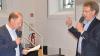 Kitzingens Oberbürgermeister Stefan Güntner (links) hat Dietrich Hermann als neuen Stadtrat vereidigt.