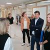 Ein Rundgang mit der Staatssekretärin: Rektorin Eva Kiefer (links vorne) und Bürgermeister Alexander Knahn (Mitte) zeigen Anna Stolz den neuen Anbau der Höchberger Ernst-Keil-Grundschule.
