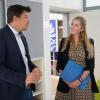 Bürgermeister Alexander Knahn (links) erläutert Anna Stolz das Lernkonzept nach dem Umbau in der Ernst-Keil-Grundschule. Bürgermeister Alexander Knahn (links) erläutert Anna Stolz das Lernkonzept nach dem Umbau in der Ernst-Keil-Grundschule.
