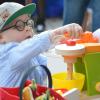 'Na, das wär doch was für mich!', mag dieser Steppke gedacht haben, als er beim Kinder-Flohmarkt am Sonntag dieses bunte Spielzeug-Telefon erspäht.