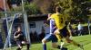 Hauptsache gehalten: Viermal musste Auras Lorenz Moritz hinter sich greifen im Spiel gegen den FC Thulba um Lukas Liebler (vorne), doch diesen Ball entschärfte der SV-Keeper auf eher ungewöhnliche Art und Weise.