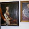 Im Biedermeierkostüm präsentierte Bernd Göbel, Vorsitzender des Historischen Vereins, die Geschichte Wernecks im 19. Jahrhundert. Hier vor einem Gemälde von Ferdinand, Großherzog der Toskana (links), und dem letzten Würzburger Fürstbischof Georg Karl von Fechenbach (rechts).