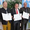 Landrat Thomas Eberth überreichte die Kommunale Dankurkunde an Ernst Rauh, Helmut Wittiger, Alfred Karl und Roman Menth.