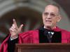 Der Finger deutet zum Mond, genau dort kann sich US-Schauspieler Tom Hanks in einigen Jahren die ersten Geburten vorstellen. Unser Autor denkt noch weiter.