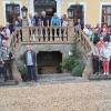 Reisegruppe Gartenfreunde und Schlossherr Hermann Fuchs in der Bildmitte oben.