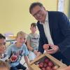Schulleiter Stefan Wolbert verteilt gemeinsam mit Franz Böhm die Äpfel an glückliche Fünftklässler.
