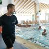 Betriebsleiter Konstantin Steigerwald zeigt Übungen beim „Gesunden Bewegen“. In den letzten Tagen der Sinnflut kommen noch einmal viele Besucher in die Therme, vor allem in die Sauna.