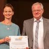 Jennifer Röll und Schulleiter Hartmut Beck nehmen die Auszeichnung als "Jugend Präsentiert-Schule" entgegen.