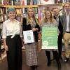 Freuen sich über die Auszeichnung: Bürgermeister Alexander Knahn (von links), Theresa Mergler (Buchhandlung Schöningh), Staatssekretärin Anna Stolz, Rebecca von der Goltz , Berthold Pospischil, Adolf Wolz jun. (alle Buchhandlung Schöningh) und Dr. Klaus Beckschulte vom Börsenvereins des Deutschen Buchhandels.