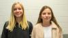 Sarah (links) und Lara aus der 6a finden die U18-Wahl gut. Die beiden haben bereits vorher im Wahllokal in Schloss Gleisenau gewählt.