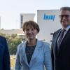 Der rumänische Wirtschaftsminister Ştefan-Radu Oprea (von links) wurde mit der Botschafterin Adriana-Loreta Stănescu  vom geschäftsführenden Gesellschafter und Uwe Knotzer in Iphofen empfangen.