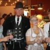 Anstoßen auf die Abtswinder Weinfest-Wochen mit einem besonderen Gast: Zum Auftakt begrüßten Julian Beßler, Weinprinzessin Alicia und Bürgermeister Jürgen Schulz auch den Wandergesellen Adrian Blendinger.