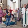 Pastoralreferentin Christiane Hetterich mit Kindern vom Kindernest. Pastoralreferentin Christiane Hetterich mit Kindern vom Kindernest.