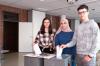 Die Schülerinnen und Schüler der Walther-Rathenau-Schulen werben mit ihrer Aktion für die Herabsenkung des Wahlalters. Im Bild (von links) Stella Hümmer (16), Amira Akrah (18) und Joannes Steger (16) aus der Klasse G11.