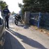 Nachdem ein 16-jähriger Kradfahrer einen vor ihm fahrenden Pkw hinten rechts gerammt hatte, kam der Jugendliche nach rechts von der Fahrbahn ab und prallte mit seiner Maschine gegen einen Metallzaun.
