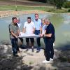 Freuen sich gemeinsam über die Fertigstellung des neuen Sees in Kützbrunn (von links): Gartengestalter Richard Kalkofer, Ortschaftsrat Matthias Kraus, Siegfried Scherer von der ausführenden Baufirma Konrad Bau, Ortsvorsteher Alexander Schiffermeyer, Rathausmitarbeiterin Christina Wenz und Bürgermeister Joachim Markert.