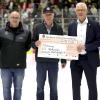 Bei der Spendenübergabe (von links): die ESC-Vorstände Andreas Beck, Frank Terhar und Dr. Bernd Bullnheimer sowie Bürgermeister Günther Werner und Trainer Dennis Maschke.