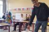 Luis Baunach aus der 10C bei der Stimmabgabe im Rahmen der Juniorwahl der Staatlichen Realschule Marktheidenfeld.