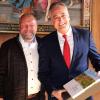 Empfang im Alten Rathaus Regensburg: Würzburgs Landrat Thomas Eberth (links) freute sich über die Begrüßung durch Thomas Burger, erster weiterer Stellvertreter der Regensburger Oberbürgermeisterin.